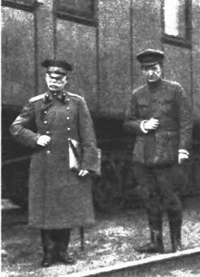 Керенский и генерал М В Алексеев на перроне вокзала в Могилеве Сентябрь 1917 - фото 45