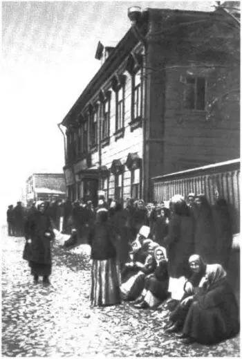Очередь к продовольственному магазину Москва Сентябрь 1917 г - фото 49