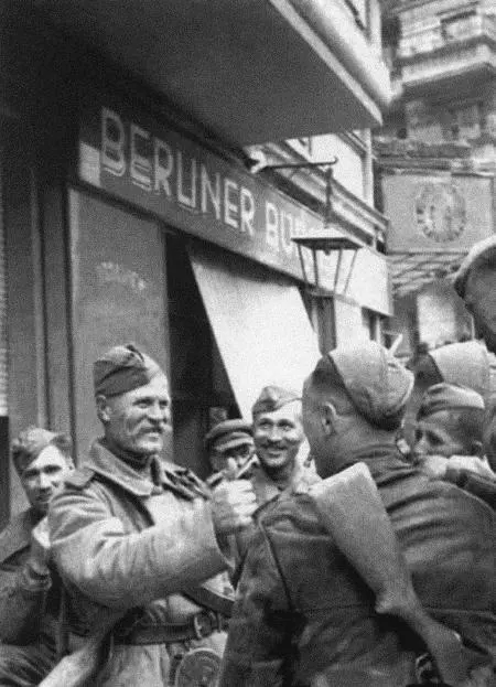 Друзья хозяина его друзья это Рекс знает четко По этой легендарной площади - фото 22