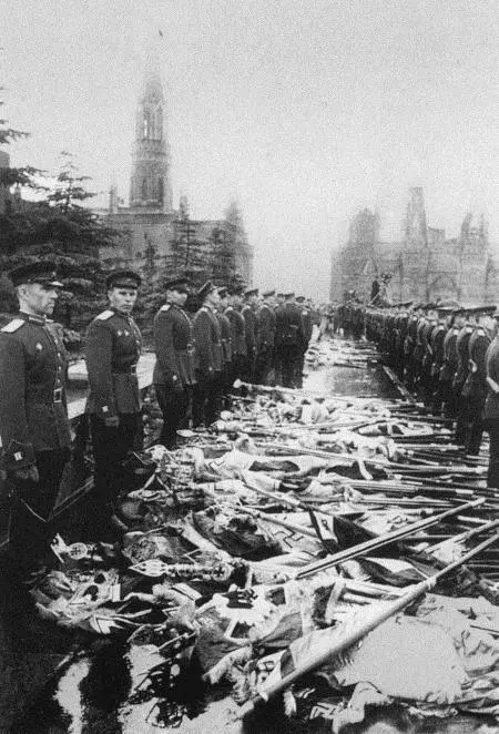 По этой легендарной площади и по этим фашистским штандартам прошел и солдат по - фото 23