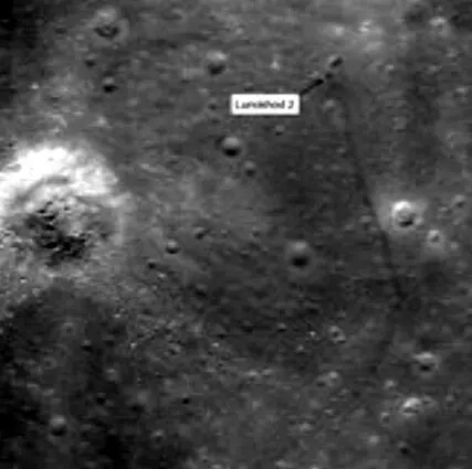 На снимках Луны переданных орбитальным зондом Lunar Reconnaissance Orbiter - фото 1