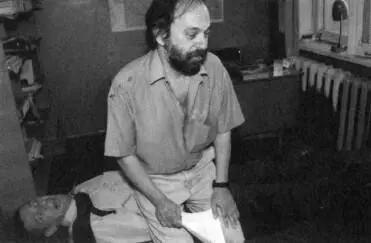 Верхом на любимом артисте загипнотизированный Андрей Краско лежит на двух - фото 59