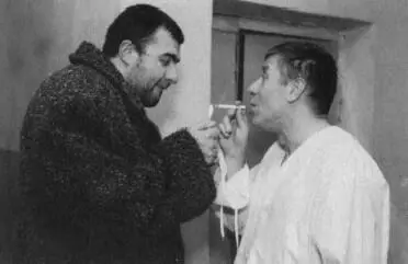 Андрей Краско и Михаил Порсченков Перекур во время спектакля Смерть - фото 77