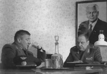 Андрей Краско с Владимиром Матвеевым актером театра им Ленсовета На съемках - фото 83