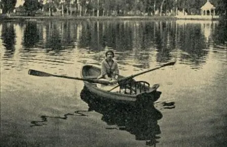 Л Чарская во время катания на лодке - фото 4