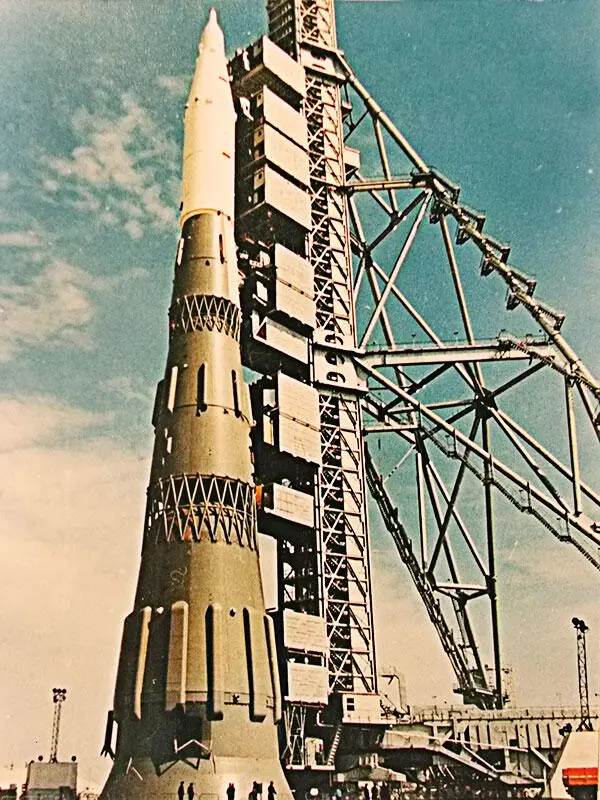 Н1 на старте Чтобы ощутить размер ракеты обратите внимание на фигуры людей у - фото 6