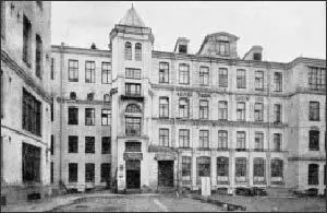 Всего к 1908 году фирма была удостоена двух Государственных гербов и 53 - фото 14