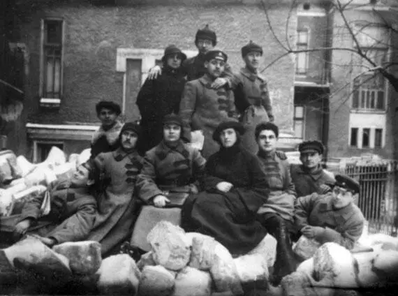 Комсомольцычекисты во дворе Одесской ГубЧК 1924 г Аглицкий Д Н - фото 7