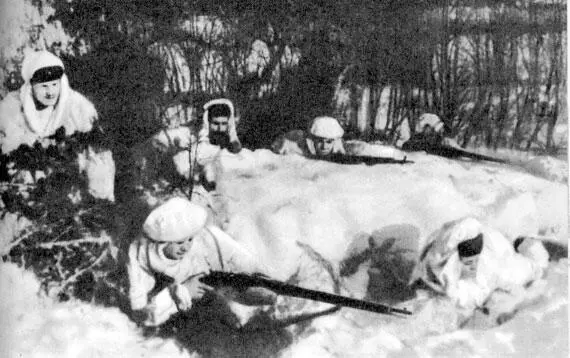 На боевых позициях После завершения обучения в окрестностях Москвы члены - фото 30