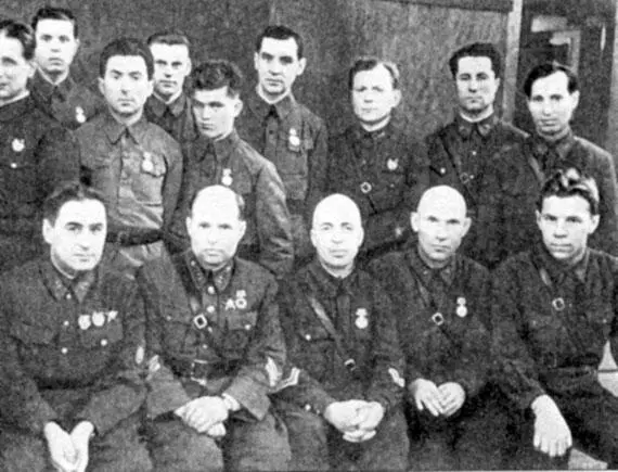 П А Судоплатов с подчиненными За несколько дней удалось организовать 14 - фото 31