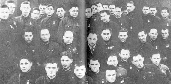 П А Судоплатов среди награжденных бойцов и офицеров ОМСБОН участников - фото 39