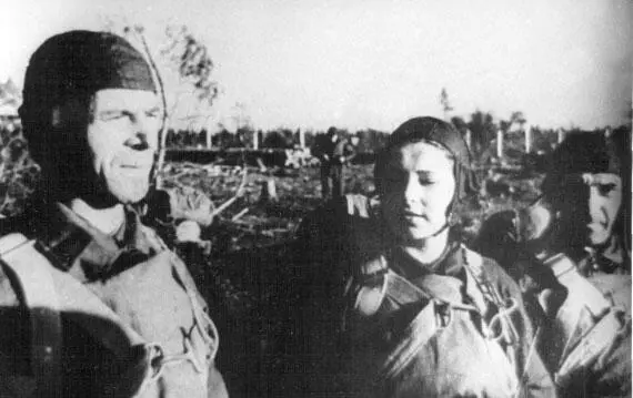 Д Н Медведев слева радистка и начальник отдела разведки отряда перед - фото 41