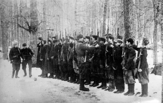 Строевая подготовка в отряде В самом конце 1943 г в Восточной Пруссии - фото 52