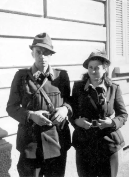 Чинно Москателли и радистка Тереза Мондини 1945 г За сутки до германского - фото 72