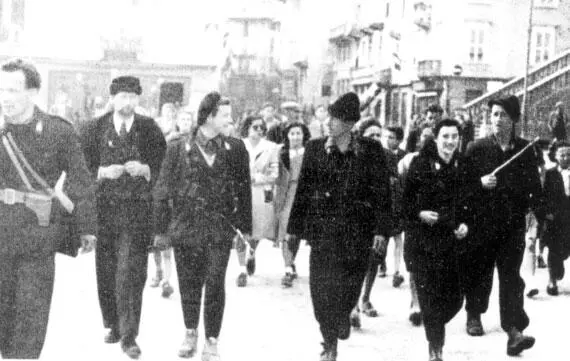 Тереза Мондини с Чинно Москателли и командирами других партизанских отрядов на - фото 75