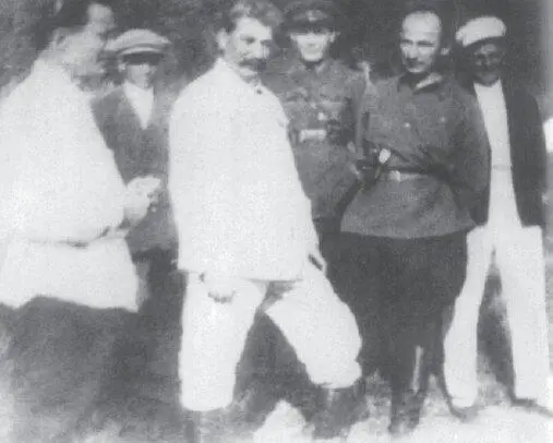 И В Сталин и Л П Берия с сотрудниками НКВД на даче в Абхазии 1930е гг - фото 30