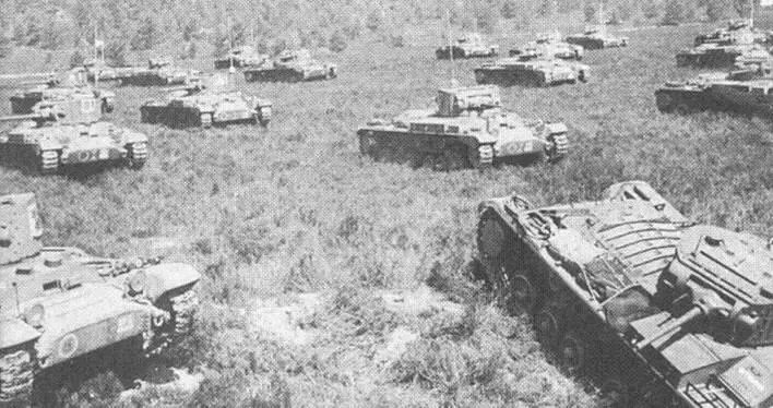 Колонна немецких PzKpfw II во время прорыва через Арденны к побережью ЛаМанша - фото 2