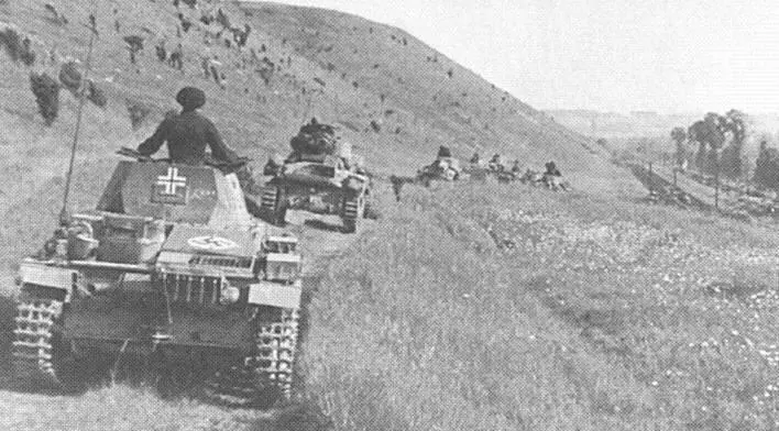 Колонна немецких PzKpfw II во время прорыва через Арденны к побережью ЛаМанша - фото 3