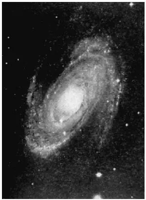 Рис 45 Галактика в Большой Медведице NGC 3031 излучает примерно в семь раз - фото 49