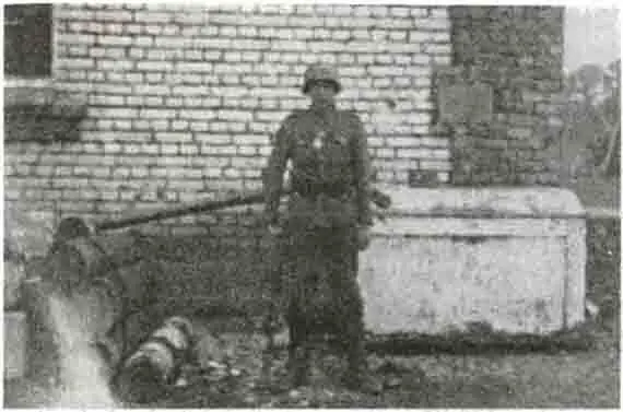 Этот снимок сделан у стены того же жилого дома в Урицке 18 августа 1943 года - фото 21