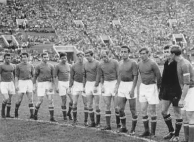 Сборная СССР перед чемпионатом Европы 1960 г Лужники Тяжела ты вратарская - фото 8