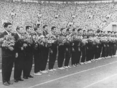 1960 г Торжественная встреча в Лужниках сборной СССР победительницы Кубка - фото 12