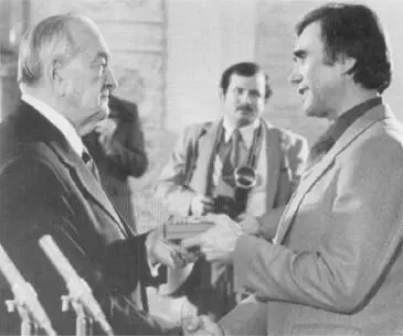 Орден Знак Почета вручает секретарь Президиума Верховного Совета СССР М А - фото 14