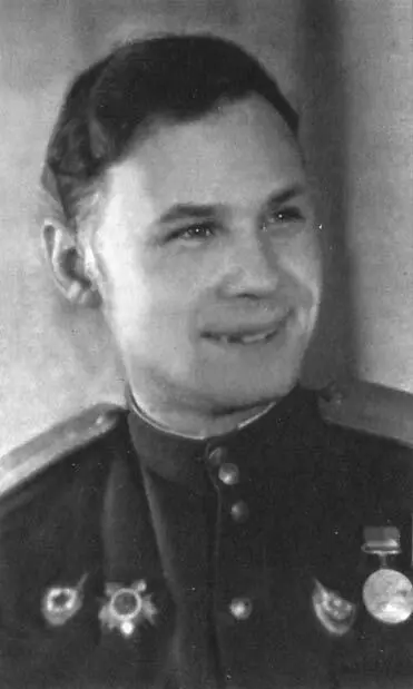 Константин Михаленко 1943 г Штурман Петр Чиганаев Штурман Николай Кисляков - фото 1