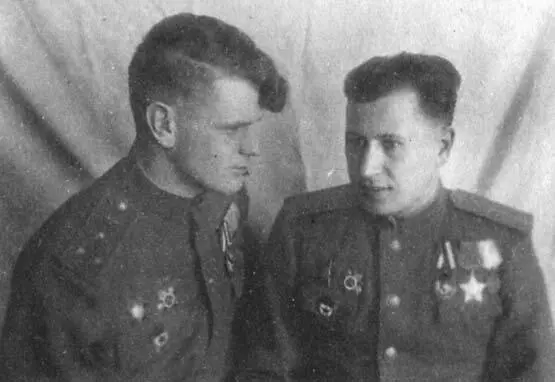Экипаж самолета в составе штурмана старшего лейтенанта Василия Вильчевского и - фото 4