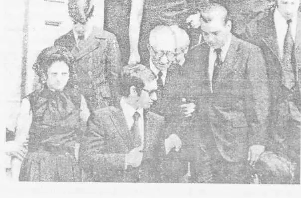 Карло Гамбино в центре на похоронах жены 1971 г Лон Карло Гамбино недолго - фото 47
