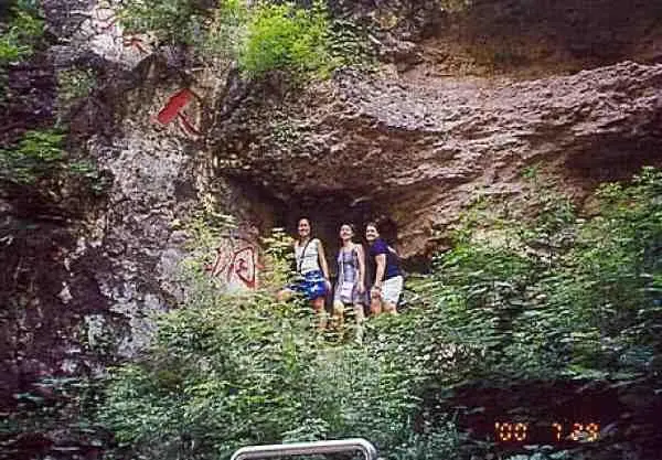 У входа в жилище синантропа Однако главных находок все не было Казалось - фото 5