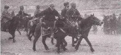 Дики Церинг Его Святейшество и их свита верхом на лошадях покидают - фото 13