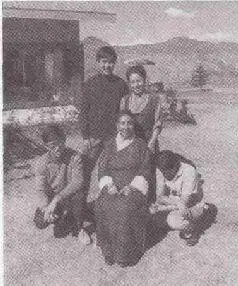 Дики Церинг в окружении семьи Калимпонг Индия 11 День рождения Будды В - фото 16
