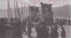 Китайская народноосвободительная армия маршем вступает в Лхасу с портретами - фото 5