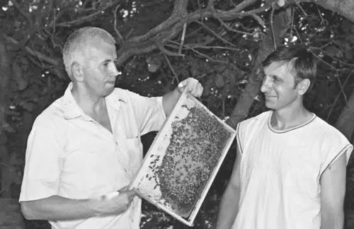 На фото Князь Кладоискателей Юрий Харчук с пчеловодом Незнамовым Иваном - фото 103