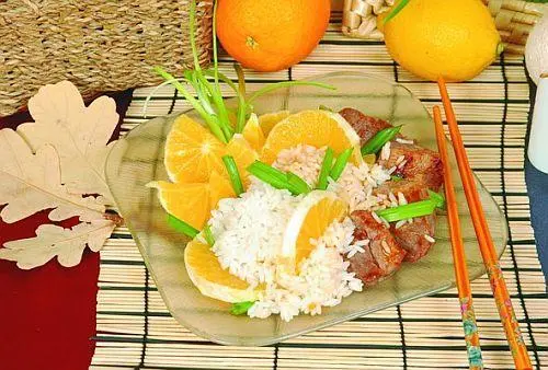 421 ккал 35 мин 4 порции Продукты 50 г свинины 200 г риса 2 апельсина - фото 100