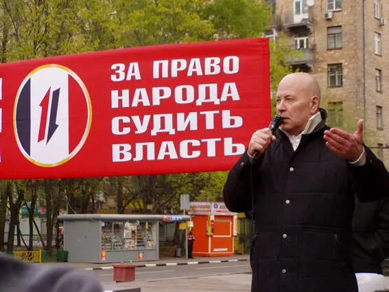 Почти одновременно с газетой День в Независимой газете старший референт ЦК - фото 2