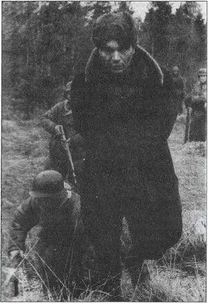 Советский партизан плененный в ходе одной из операций 1943 год В Калининской - фото 35