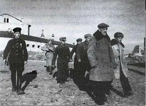 Задержанные советскими органами госбезопасности полицейские Впереди - фото 61