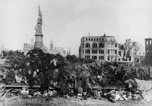 О мифологизации на Западе событий Второй мировой войны написано и говорится - фото 11