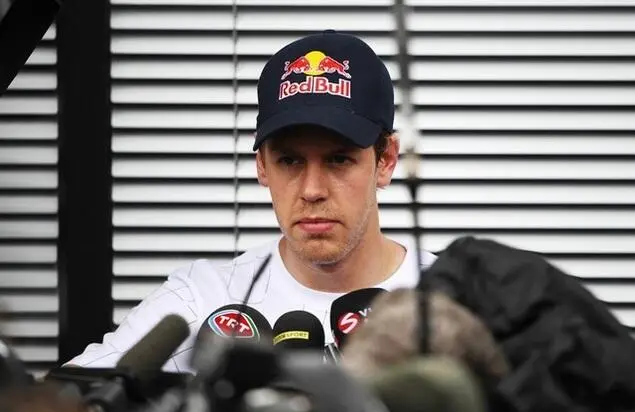 Немного успокоившись после аварии Феттель все же вышел для комментариев к - фото 4