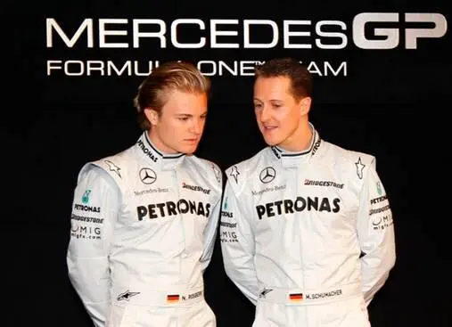 До тех пор пока Росберг опережал Шумахера он был вежлив и корректен постоянно - фото 9