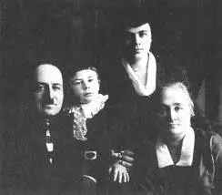 Рисунок 5 С мамой дедушкой и бабушкой 1929 Рисунок 6 С родителями на - фото 1