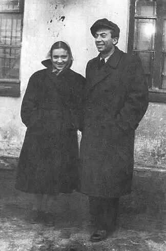 Рисунок 9 С молодой женой Натальей Крымовой Рязань 1952 Отец и сын - фото 4