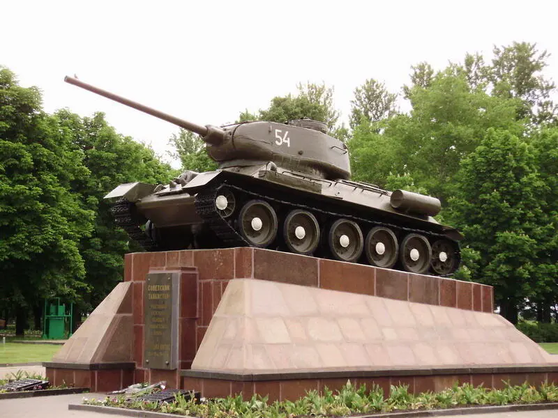Городок Цайц еще только просыпался туманным утром мая 1945 года когда он вел - фото 7