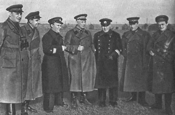 Бригадный комиссар М Г Кузнецов дивизионный комиссар Ф Н Воронин - фото 15