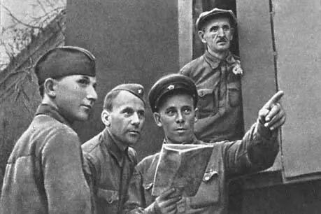 У бронепоезда Черноморец разведчик А Тлустый политрук П Дудко командир - фото 14