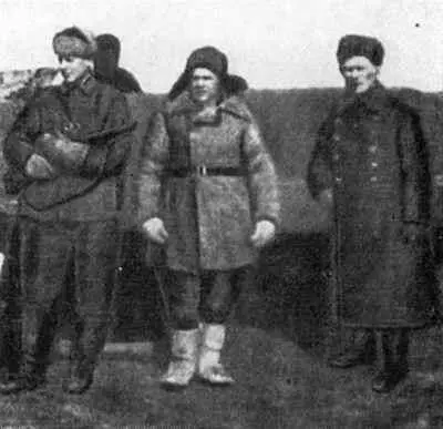 Майор Добросердов крайний слева Коля Лунгор Леонид Черняховский - фото 20