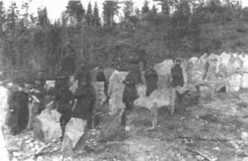 Красноармейцы осматривают финские надолбы Из коллекции Натальи Филипповой - фото 2