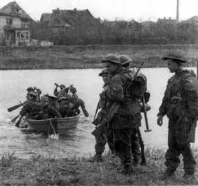 Германия апрель 1945 г Пехотное отделение 7го батальона Камеронского полка - фото 29